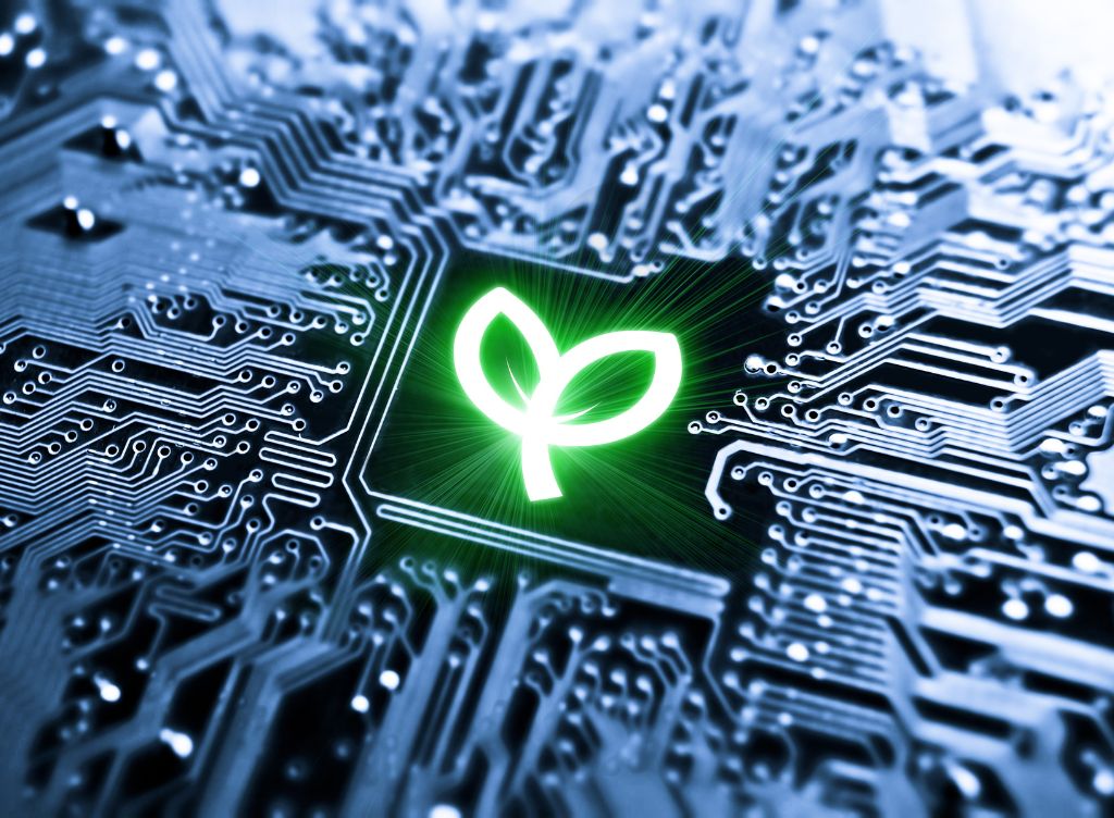 Circuit électrique avec une jeune pousse fluorescente au milieu, symbolisant le Green IT